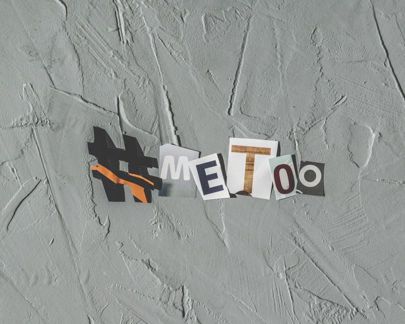翠涛 — Text art 'MeToo' on concrete background highlighting social movement themes.