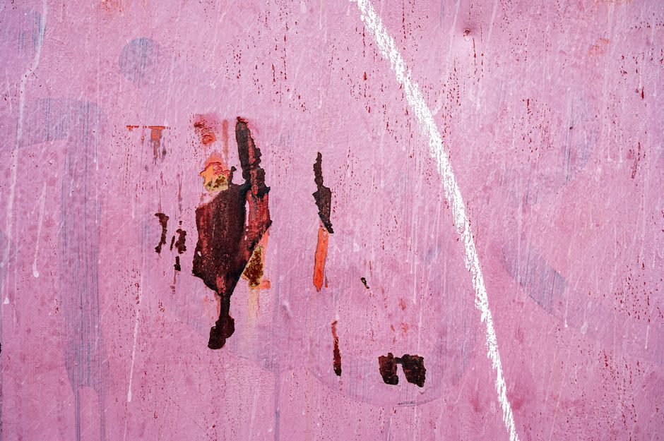 丁香 — White and red lines and spots on surface of old shabby dirty pink wall in daylight