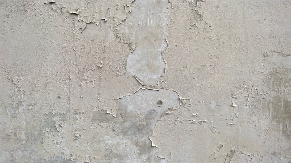 青古 — A close-up of a textured plaster wall with peeling paint, ideal for backgrounds.