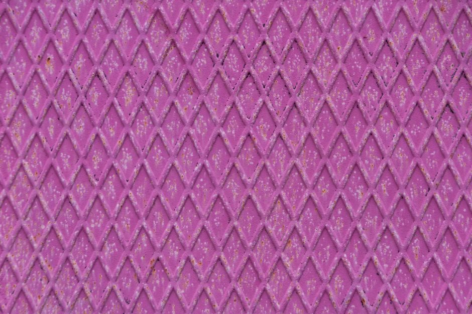 紫蒲 — Close-up of an abstract purple diamond-patterned surface, perfect for backgrounds.